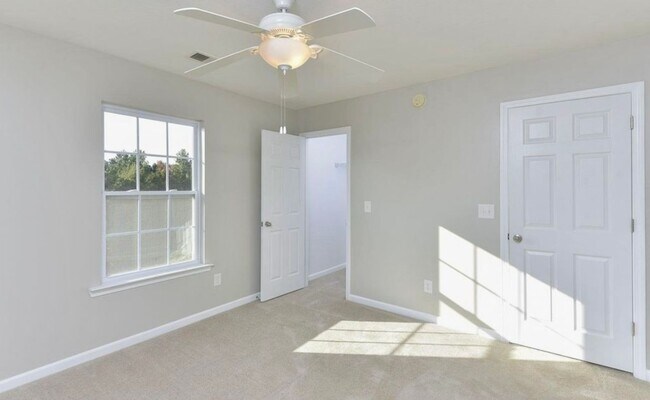 Building Photo - Enjoy the perfect blend of luxury, comfort...
