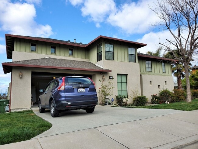 Building Photo - Wonderful 5bd / 3.5ba with 2 master suites