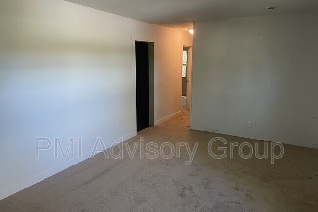 Building Photo - 3336 SE Girard St