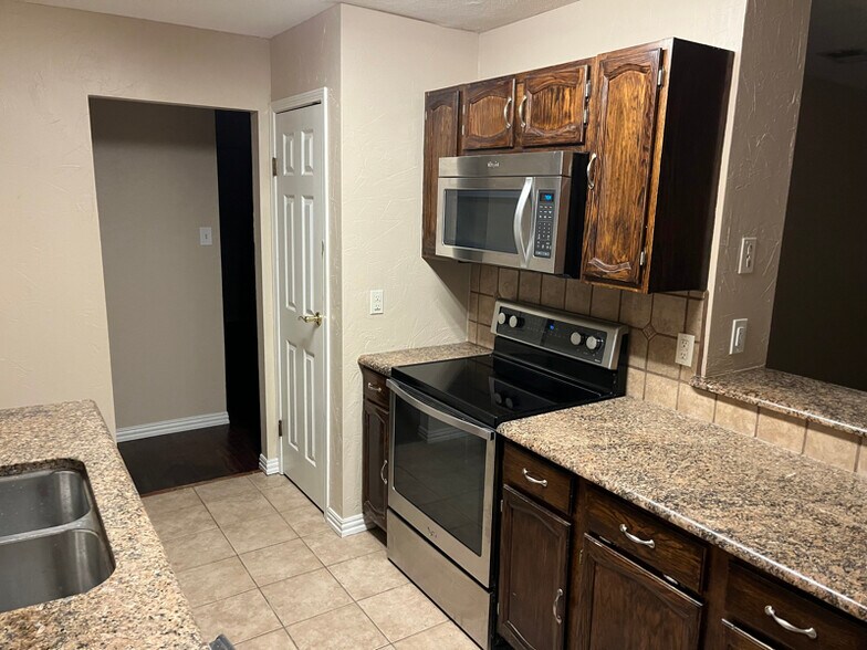 Building Photo - 900 Elmhill Ct