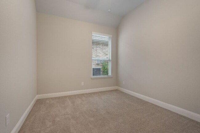 Building Photo - "Beautiful 3-Bed, 2-Bath Retreat in Northl...