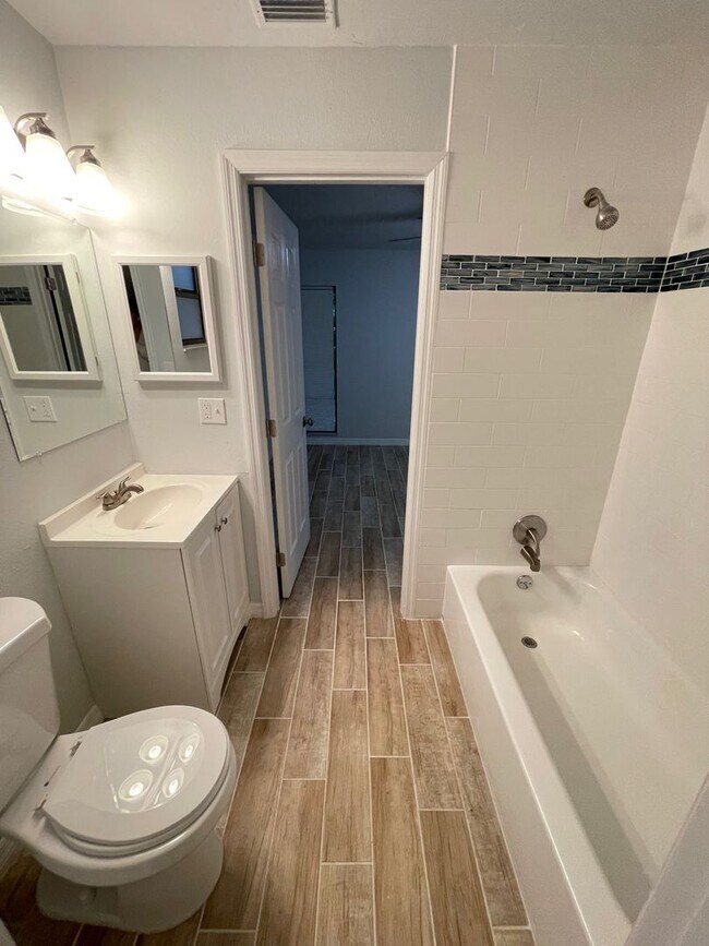 Building Photo - Beautiful Single Family Home! $2395/1085ft2-South Sarasota, 3-Bed/2-Bath, Fully Renovated: Annual...