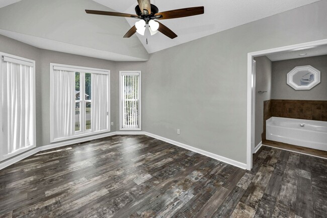 Building Photo - Refined 3-Bedroom Home with New LVP Flooring in Prime West Columbia Location!