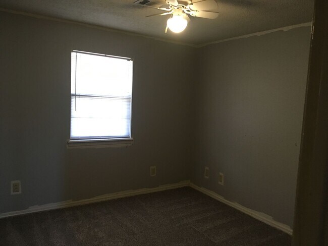 Building Photo - 3327 N Detroit Ave