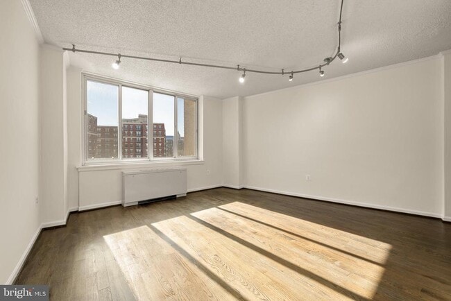 Building Photo - 1239 Vermont Ave NW