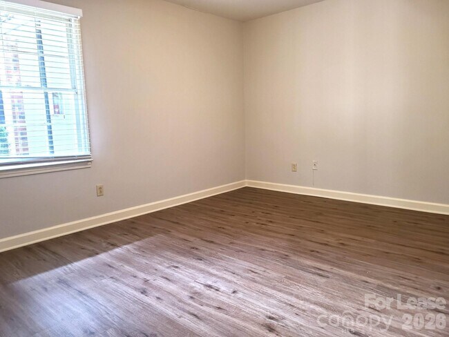 Building Photo - 2141 Selwyn Ave