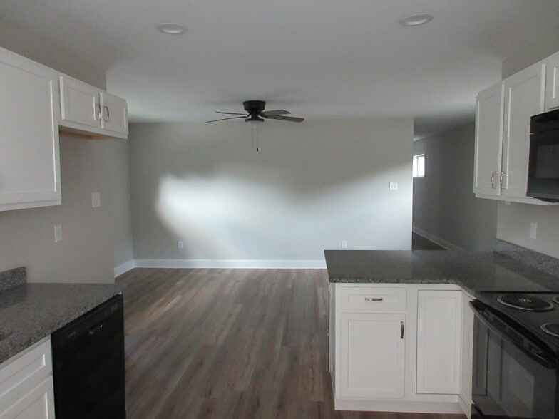 Living room - 1503 S Bailey St