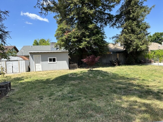 Building Photo - Modesto 4 Bedroom 2 Bath home 2 Car Garage...