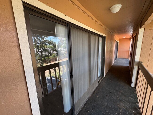 Building Photo - Upstairs Apartment Rent Ready!