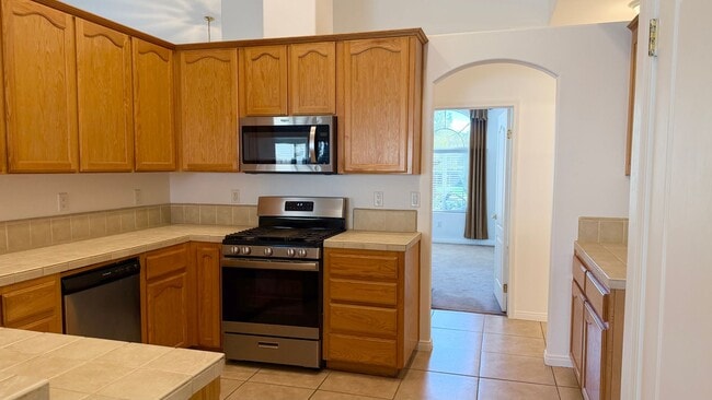 Building Photo - STUNNING POOL HOME IN SOUTHWEST BAKERSFIELD