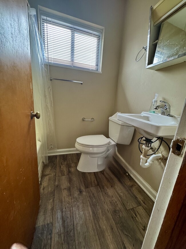 Building Photo - 327 1/2 2nd Ave