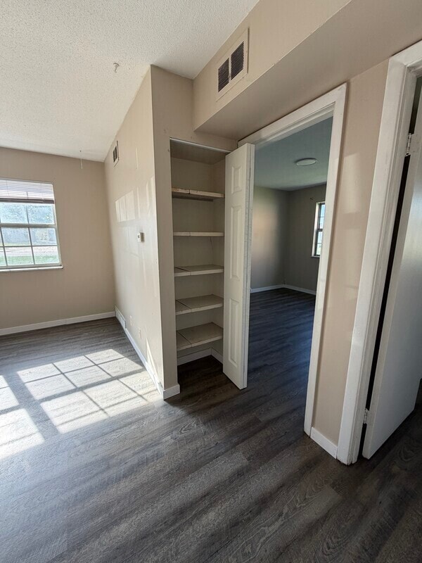 Building Photo - 1450 Meadowview Dr