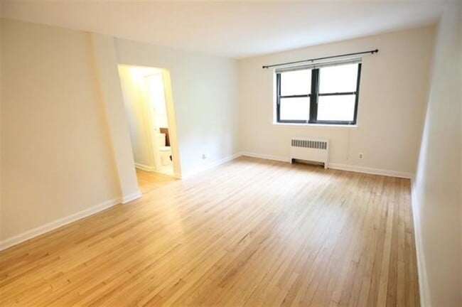 Building Photo - 295 York St