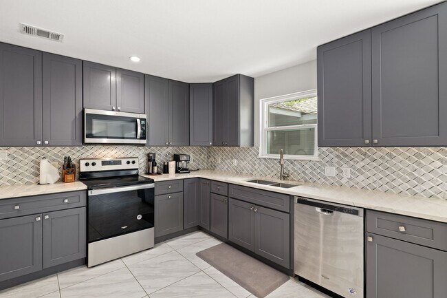 Building Photo - 2114 Briargreen Dr