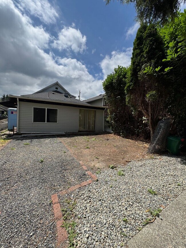 Building Photo - Cozy 4 bed 2 bath home in South Seattle