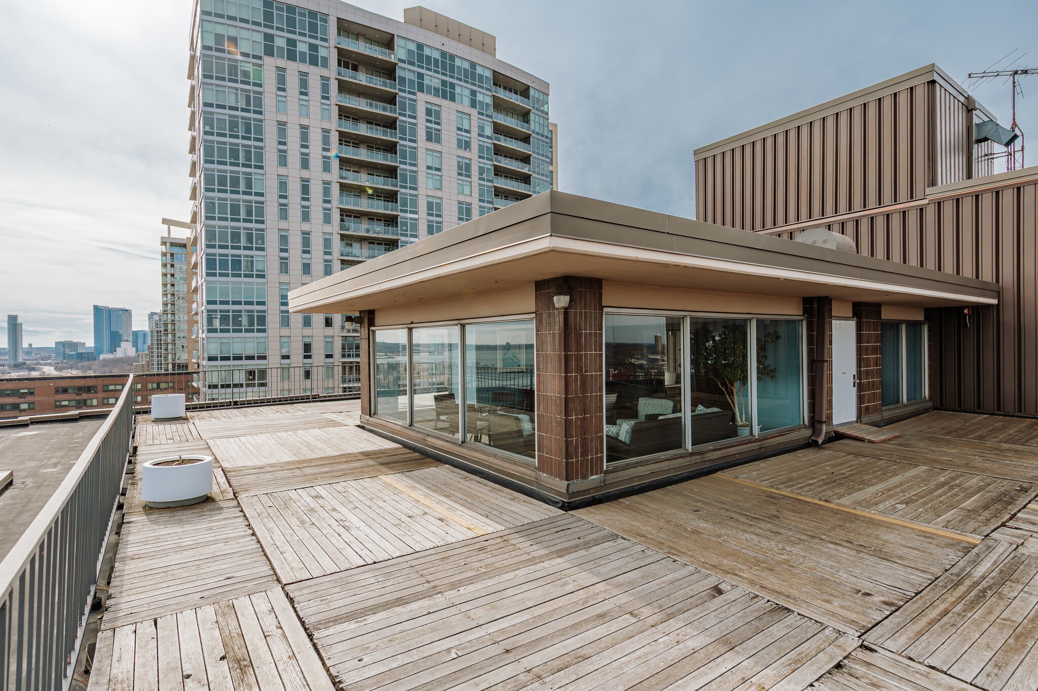 Roofdeck & solarium / party room - 1919 N Summit Ave