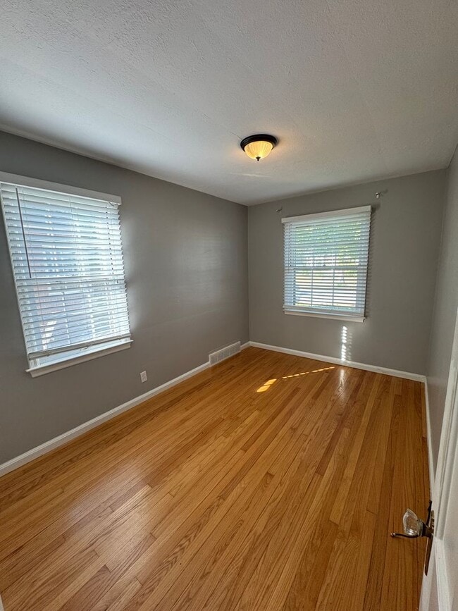 Building Photo - 3 bed 2 bath Berkley bungalow with garage ...