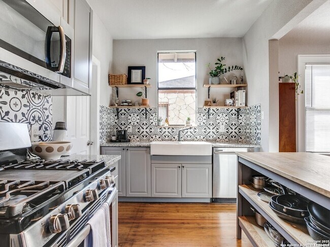 Building Photo - 814 W Gramercy Pl