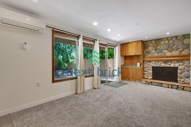 Building Photo - Expansive 4-Bedroom Sammamish Residence w/ Private Guest Suite & Included internet and landscaping.