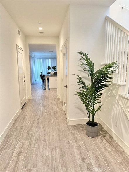 Building Photo - 119 Della