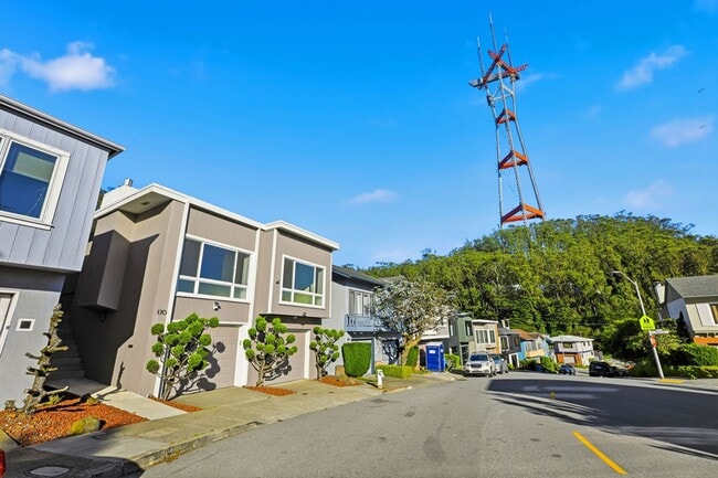 Building Photo - Spacious Three Bedroom Home in Forest Knol...