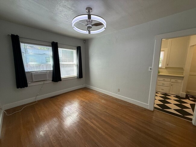 Building Photo - Cozy 2 bed 1 bath available now!