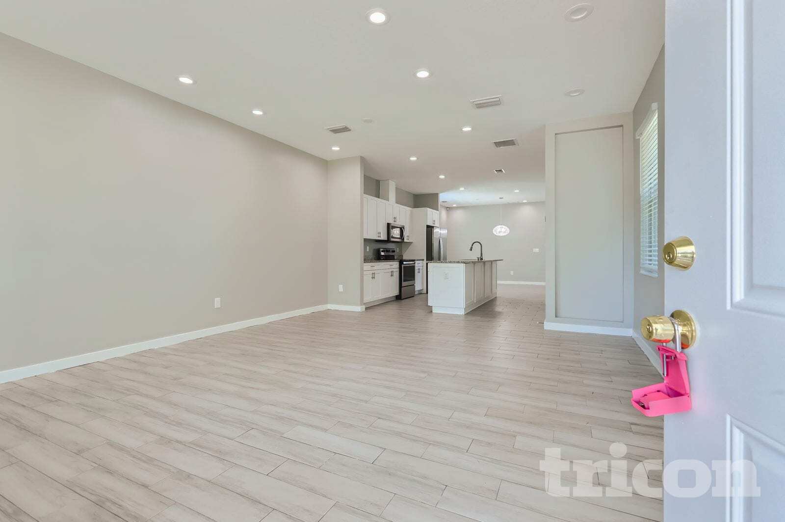 Building Photo - 8118 N Coolidge Ave