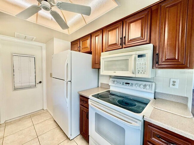 Building Photo - 940 Rosewood Ln