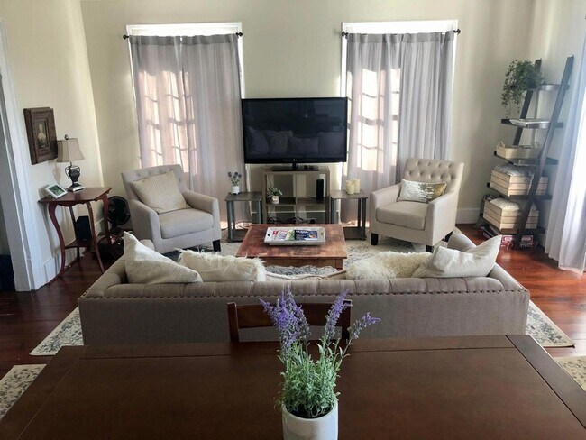 Building Photo - 65 Vanderhorst St