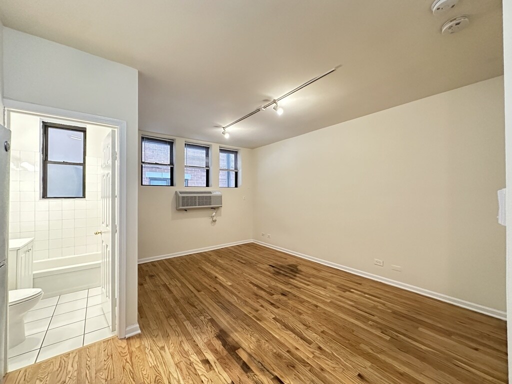 Building Photo - 931 W Dakin St