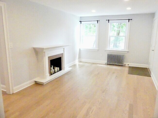 Building Photo - 10 Clarmore Dr