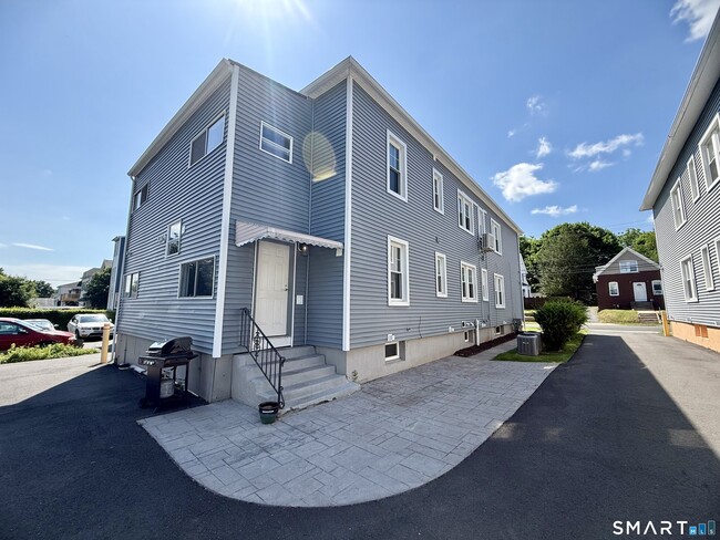 Building Photo - 112 Belden St