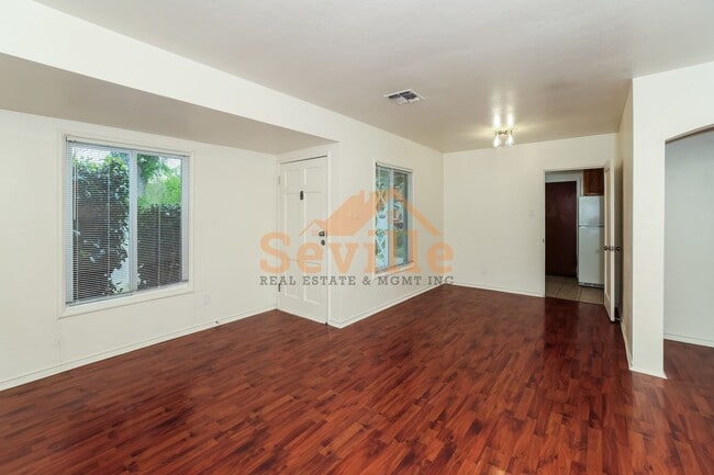 Building Photo - Single story 3BR/1BA home in convenient South Berkeley neighborhood.