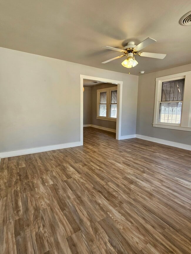 Building Photo - 3214 W Travis St