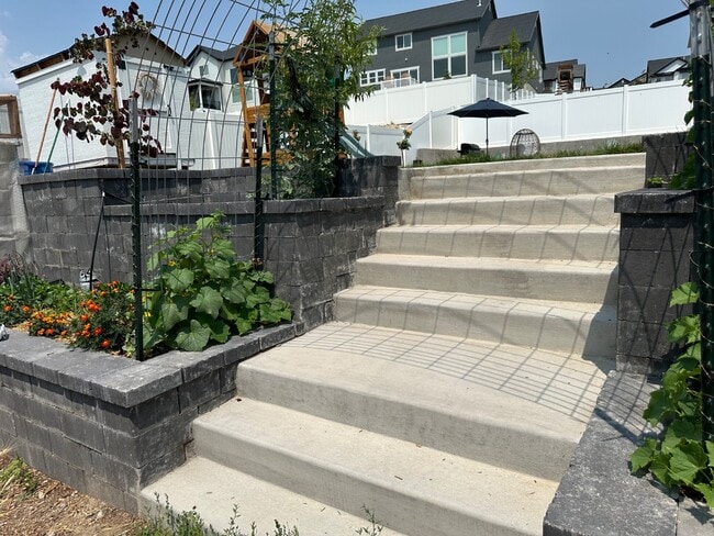 Building Photo - 353 N High Ridge Rd