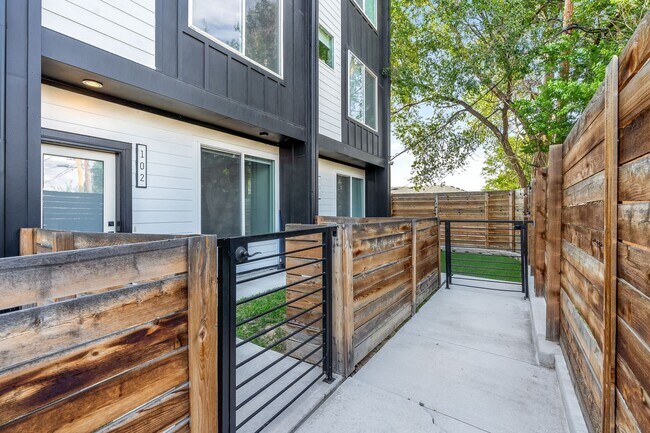 Building Photo - Gorgeous 3 bedroom, 4 bathroom townhome mi...