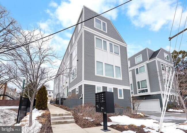 Building Photo - 2827 24th Rd S