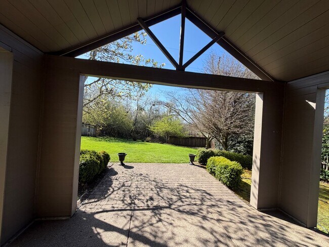 Building Photo - 5 Bedrooms and 2.5 Bathrooms with Views of the Rolling Hills of Corvallis Country Club