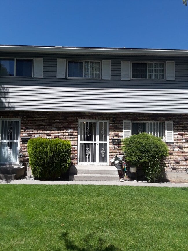Building Photo - Central and updated 3 bedroom 1.5 bath tow...