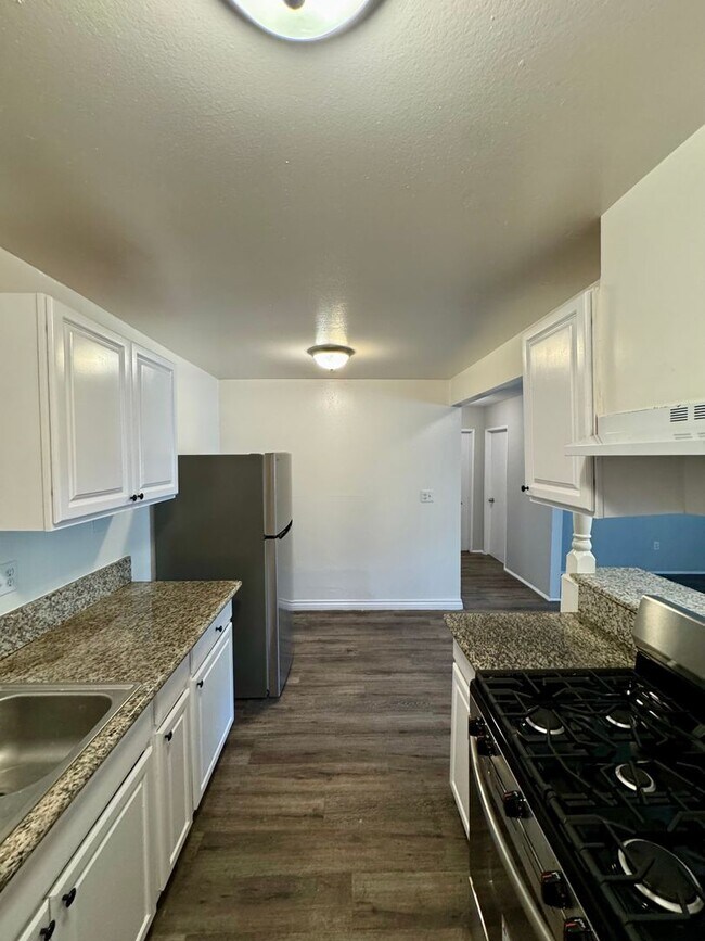 Building Photo - 17392 Queens Ln