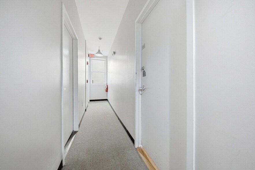 Building Photo - 156 Chelsea St