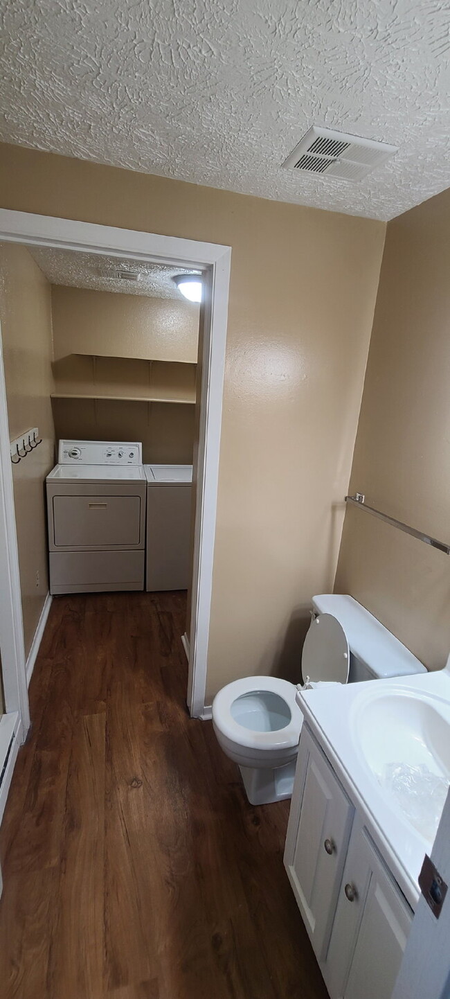 Building Photo - 2 Bed / 1.5 Bath Townhome with Garage, Located near Downtown Elizabeth!