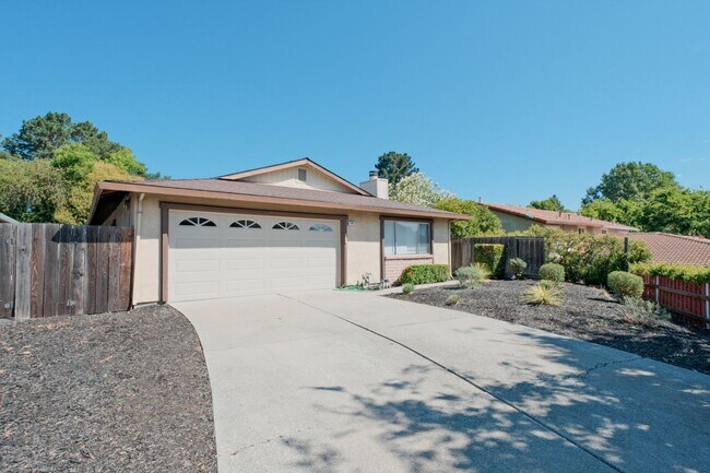Building Photo - Gorgeous 3 Bedroom, 2 Bath home in great location