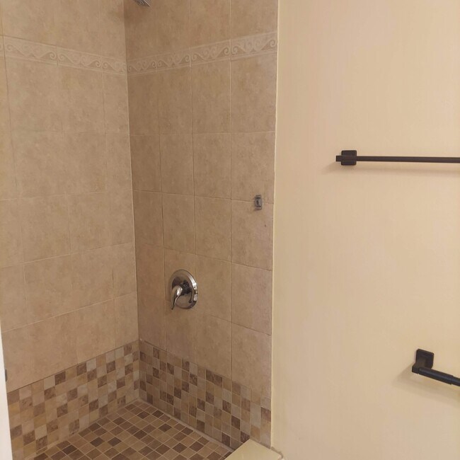 Building Photo - 927 Northern Dr