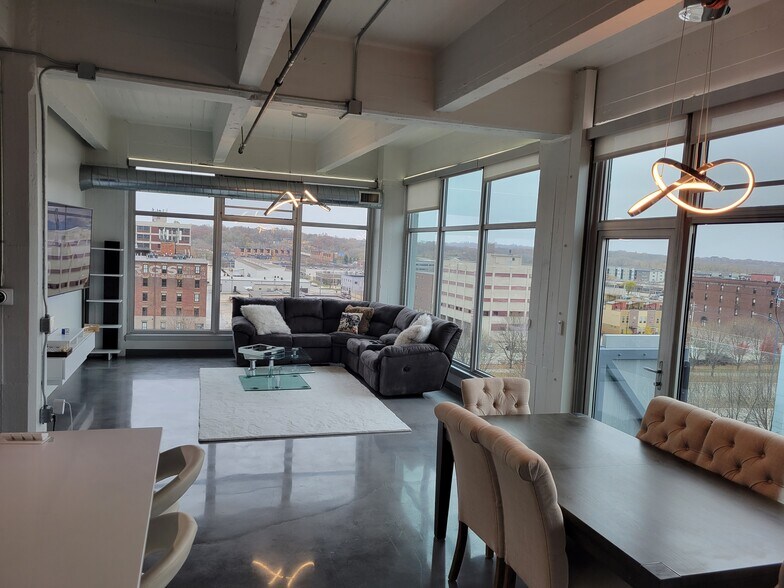 Building Photo - 120 SW 5th St