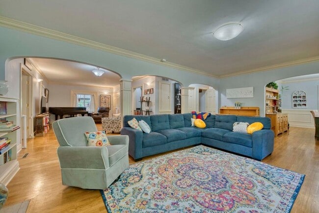 Building Photo - Beautiful 4 bedroom home in University Heights! Don't miss this one!