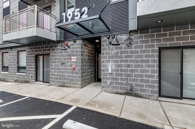 Building Photo - 1952 Bryn Mawr Ave