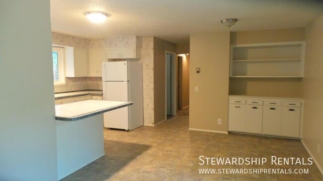 Building Photo - 1275 E 30th Ave