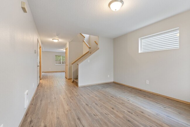 Building Photo - Beautiful 4bed/2.5bath home