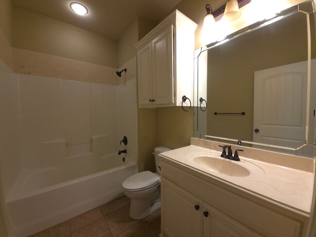 Building Photo - BEAUTIFUL and SPACIOUS 3-bedroom, 2-bathro...